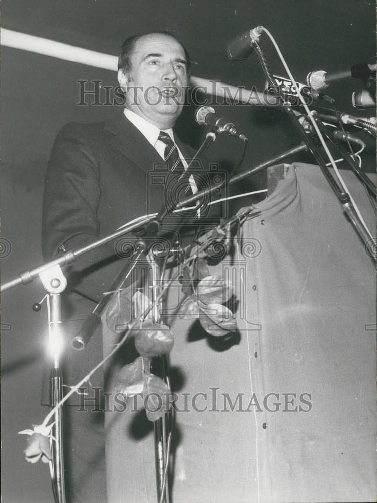 1974 Press Photo Francois Mitterrand Gives Campaign Speech - Historic Images