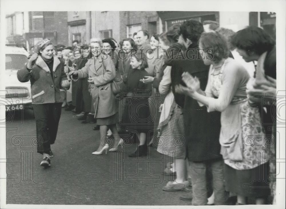 1960 Press Photo Dr. Barbara Moore Makes it 578 Miles of Her 1,000 Mile March - Historic Images