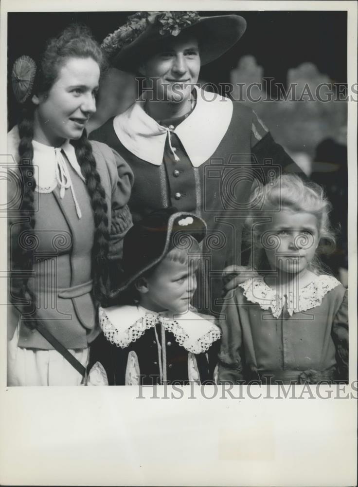 Press Photo One of the brave defenders of the town with his family.Re-enactment - Historic Images