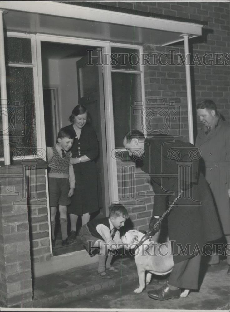 Press Photo Dog getting returned to his owners - Historic Images