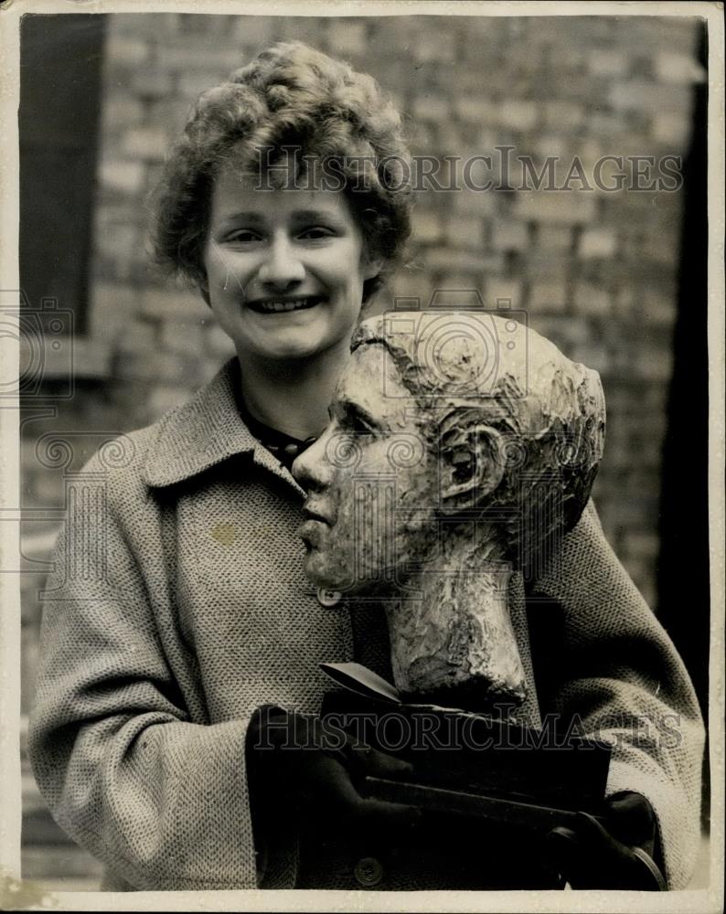 1953 Press Photo Miss Helen Meyer &amp; her bust &quot;Dorothy&quot; - Historic Images