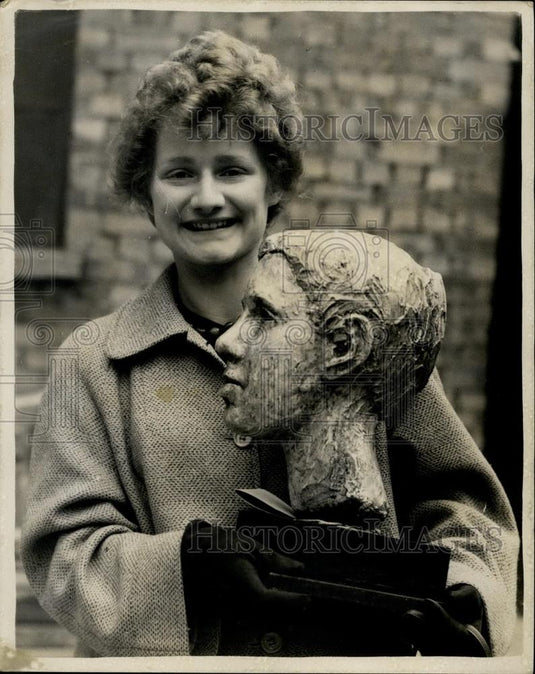 1953 Press Photo Miss Helen Meyer & her bust "Dorothy" - Historic Images