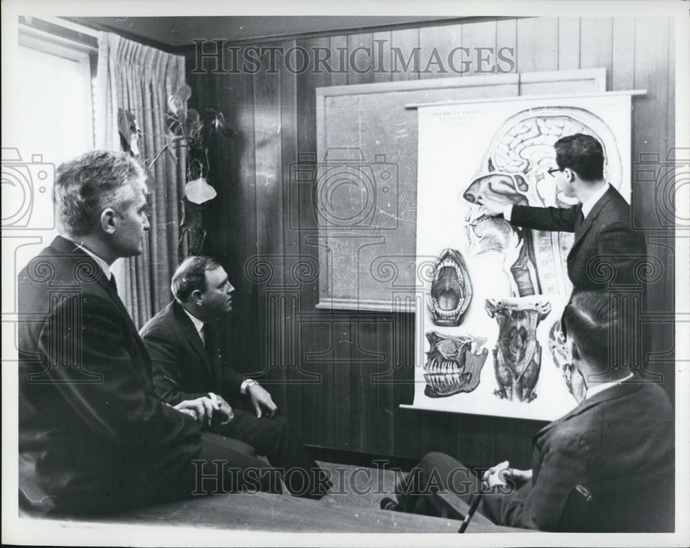 Press Photo Doctors looking at a picture of the inside of a human - Historic Images