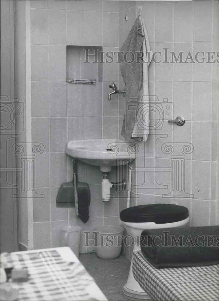 Press Photo Modern Sanitary Instillation In New prison In Munich - Historic Images