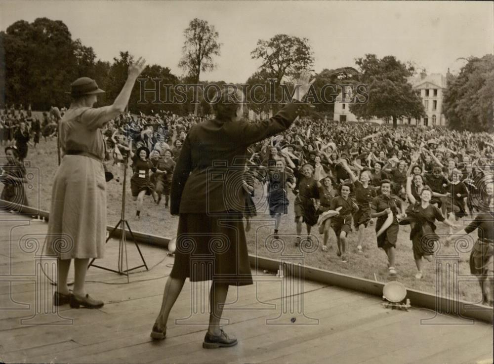 1953 Press Photo Girl Guides Rally At Chateu De Jamville France - Historic Images