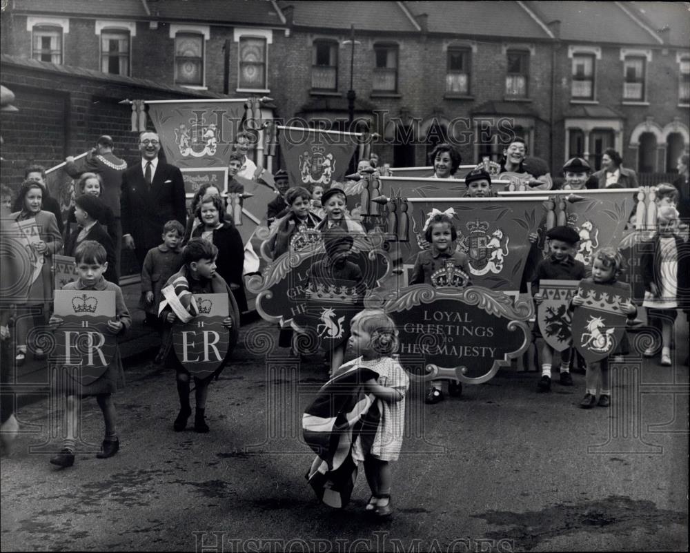 1953 Press Photo Sheila Gray leads procession of kids carrying decorations - Historic Images