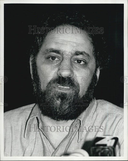 Press Photo Man giving press statement - Historic Images