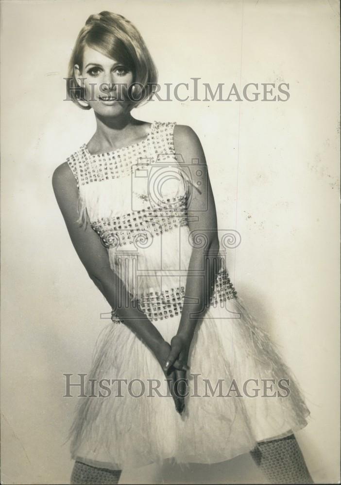 1968 Press Photo Jacques Heim White Ostrich Feather Dress - Historic Images