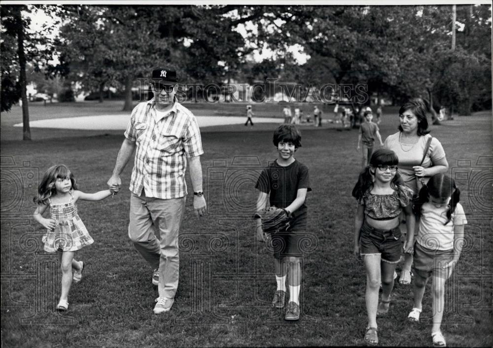 Press Photo Mickey Sanchez and family - Historic Images