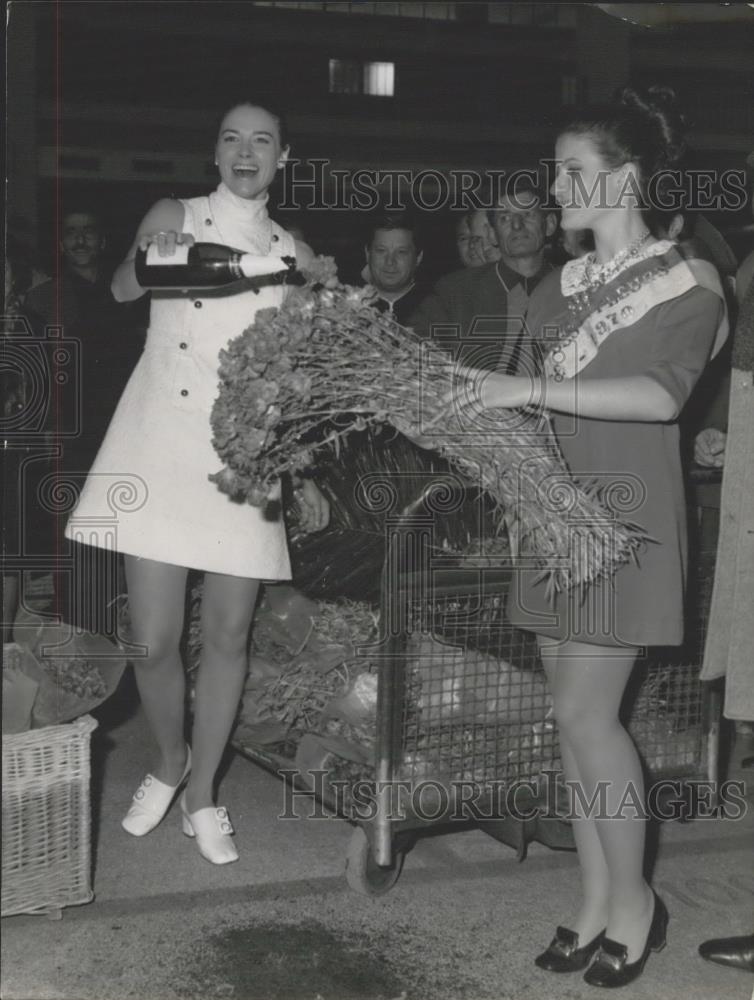 1970 Press Photo Miss Norway, Alias Pia Walker &amp;Mlle Nathalie Veridier, - Historic Images