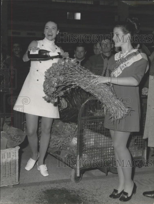 1970 Press Photo Miss Norway, Alias Pia Walker &Mlle Nathalie Veridier, - Historic Images