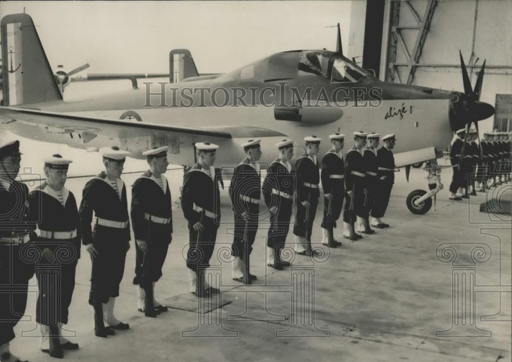Press Photo French Navy guard of honour in front of the &quot;Alize&quot;.plane - Historic Images