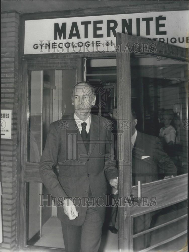 1974 Press Photo Valery Giscard d&#39;Estaing Leaves Paris Hospital - Historic Images