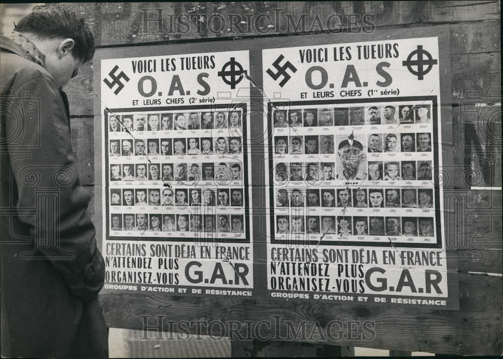 1962 Press Photo Man looks at panel of candidates in a referendum of GAR - Historic Images