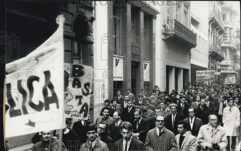 1967 Press Photo Demonstration By The Uruguayan Bank Employees - Historic Images