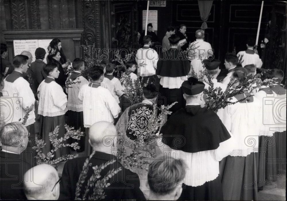 1953 Press Photo Palm Sunday Service At Madeleine Church - Historic Images