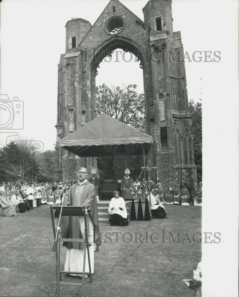 1980 Press Photo Archbishop Leads Pilgrims At Walsingham - Historic Images