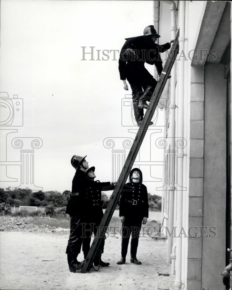 Press Photo Fire Service Unit brings down a practices casualty - Historic Images