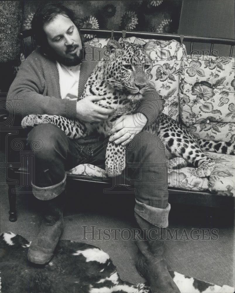 Press Photo Zoo director Martin Lacey at home with a leopard - Historic Images