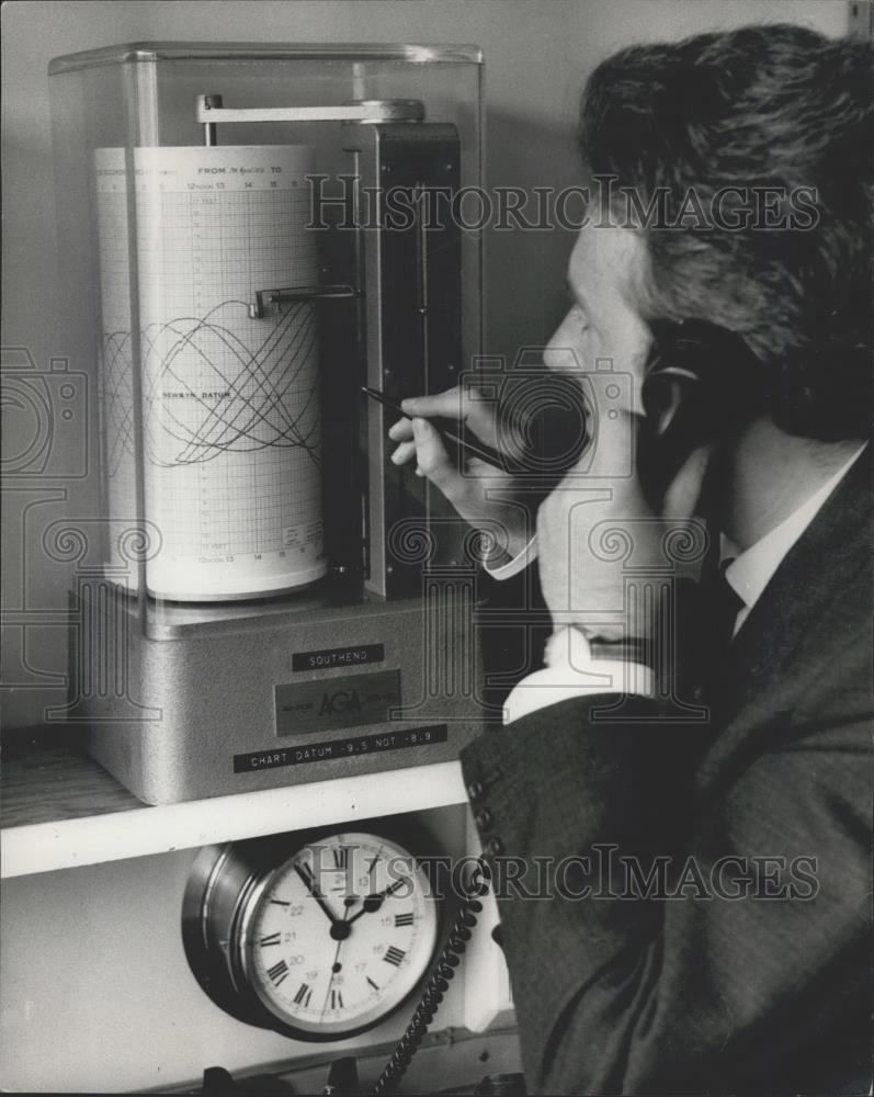 1970 Press Photo tide recorders in the &quot;Flood Room&quot; &amp; Alan Allison, engineer - Historic Images