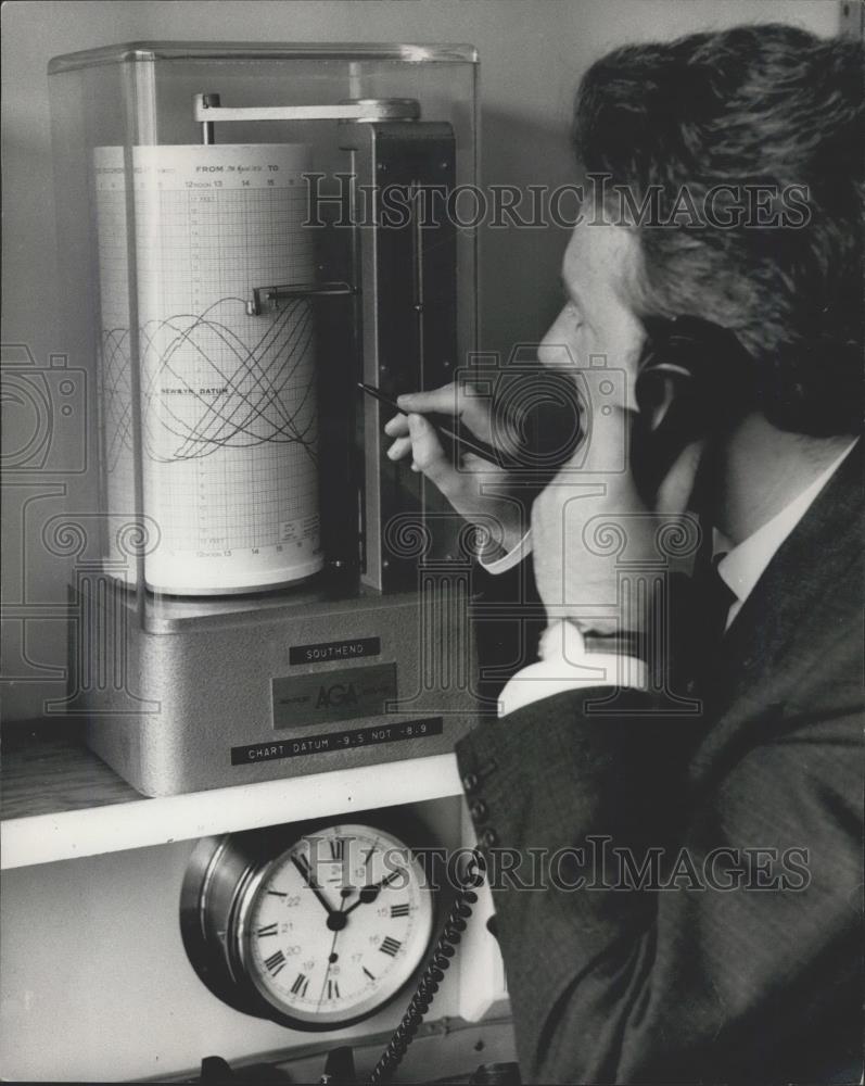 1970 Press Photo tide recorders in the "Flood Room" & Alan Allison, engineer - Historic Images