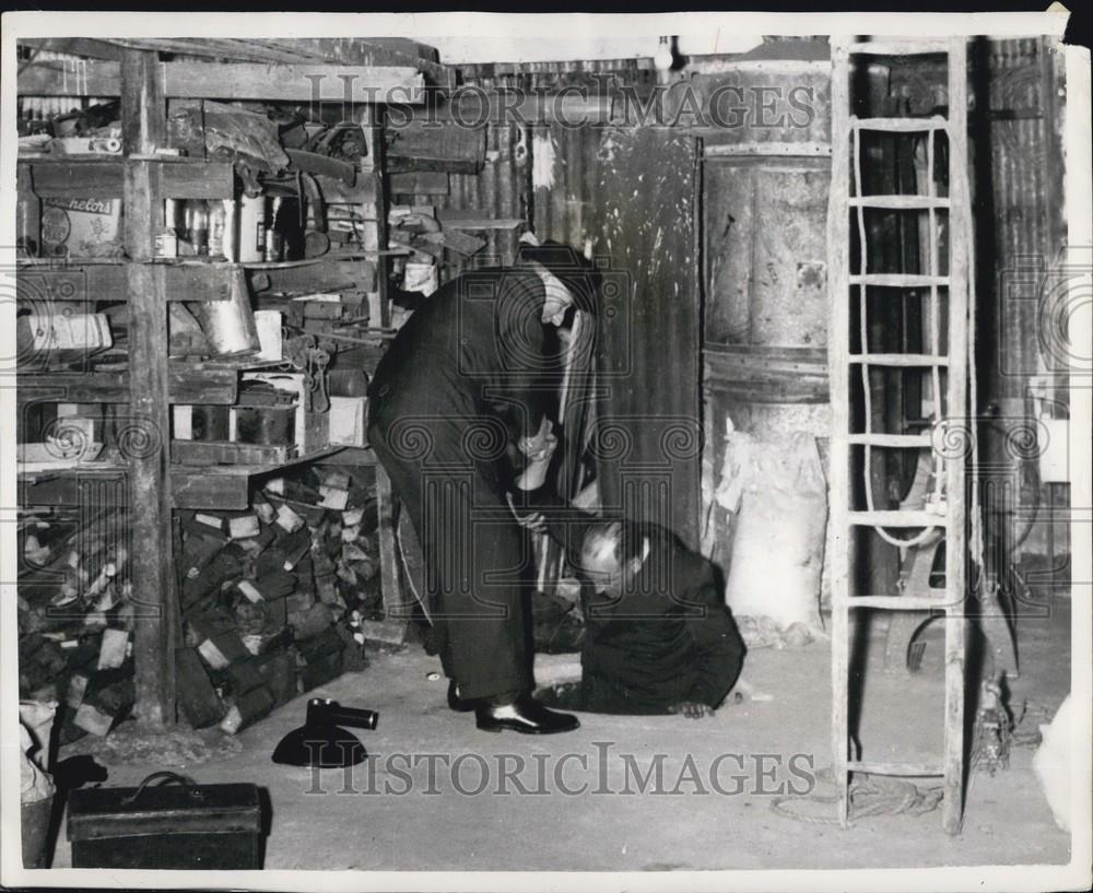 1957 Press Photo Police Investigating Kidnapping Case Garden Cave Prison - Historic Images