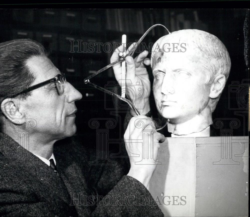 1961 Press Photo stone sculpture showing the head of Roman Emperor Augustus - Historic Images