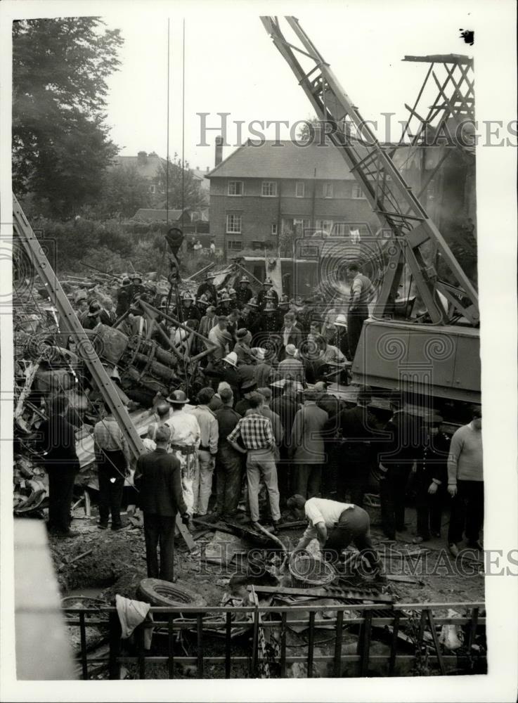 1958 Press Photo Viking Airliner Crashes On To Houses At Southall - Historic Images