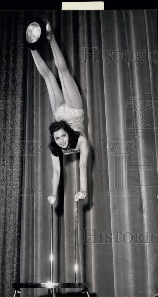 Press Photo Eleanore Gunter On Her Walking Canes Standing On Her Hands - Historic Images