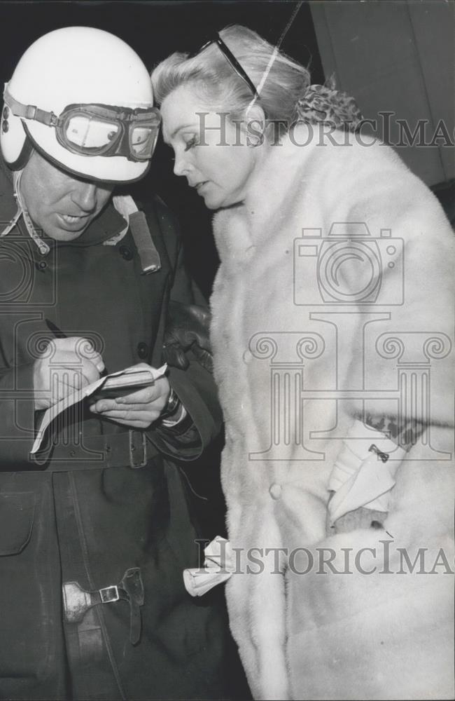 1968 Press Photo Zsa Zsa Gabor Arrives - Historic Images