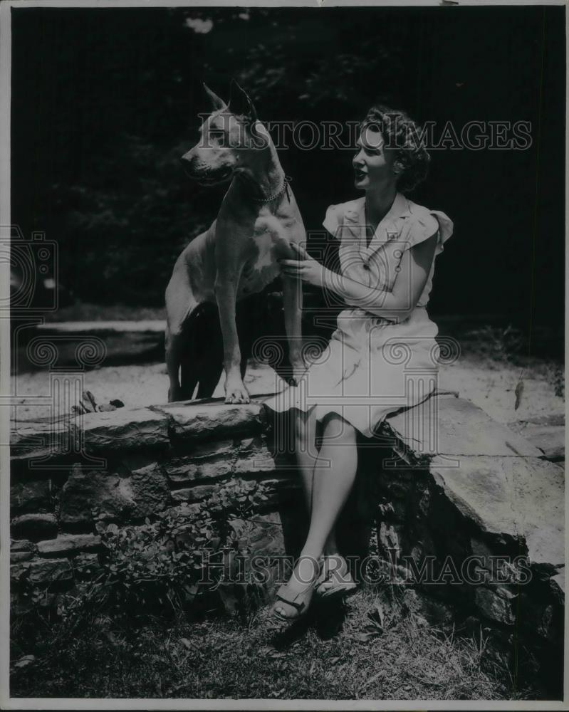 1946 Press Photo Mrs. Gilbert Humphrey with a dog - cvp22802 - Historic Images