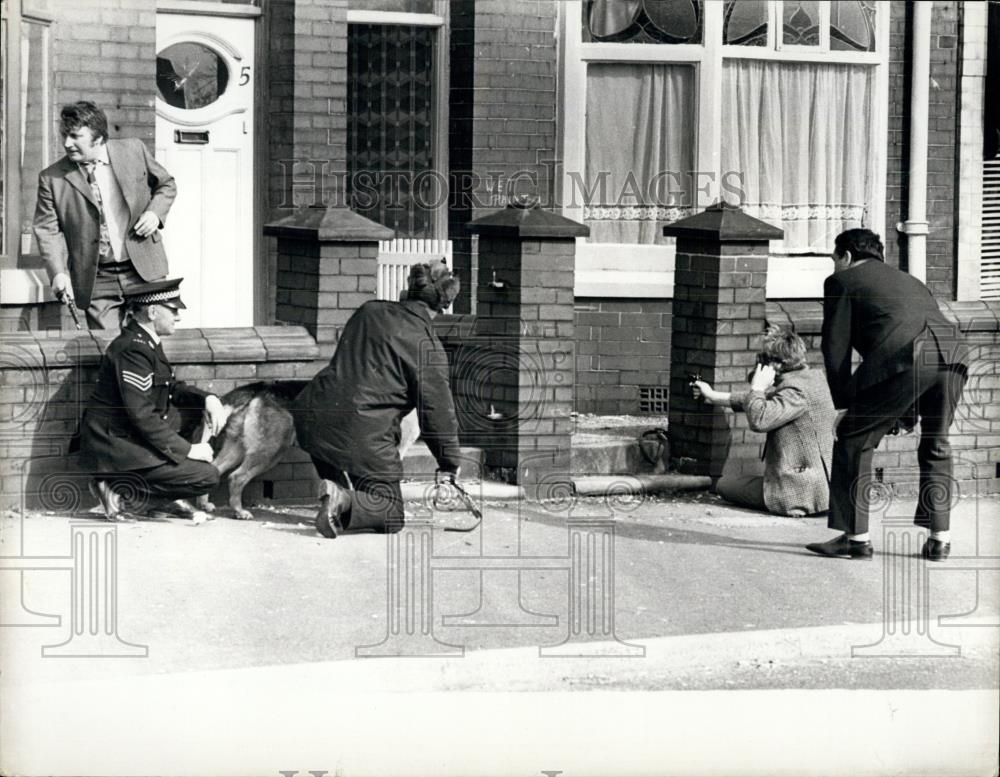 1973 Press Photo Shows Police waiting to enter the house under siege - Historic Images