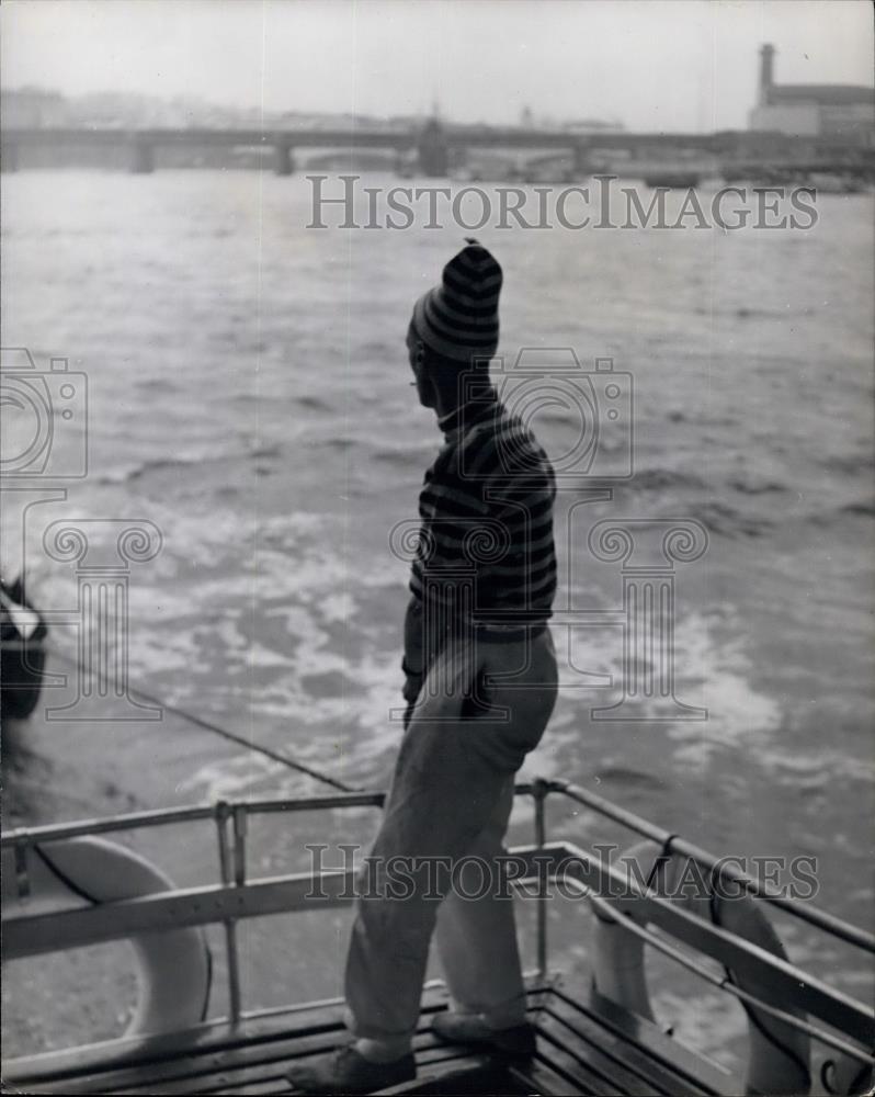 Press Photo Swan Upper In Traditional Striped Jersey And Cap On the Thames - Historic Images