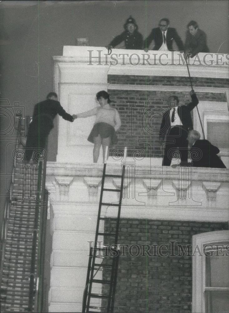 1968 Press Photo ledge as rescuers try to coax the girl off the ledge - Historic Images