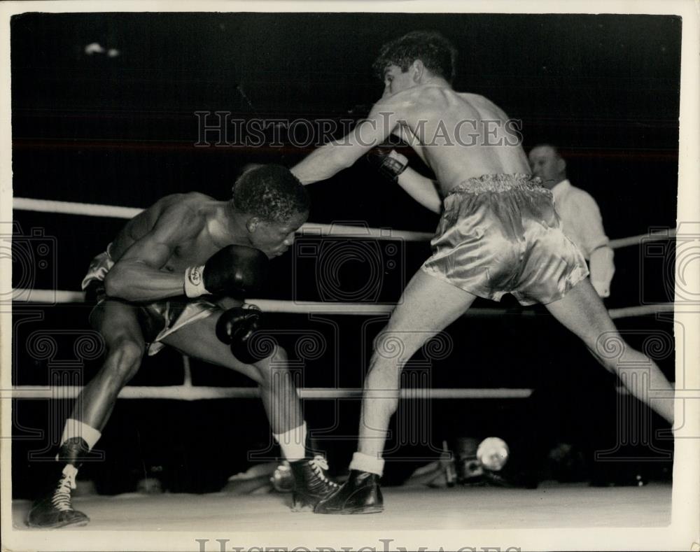 1954 Press Photo Jake Tuli v Dai Dower &quot; The Flyweight Championship - Historic Images