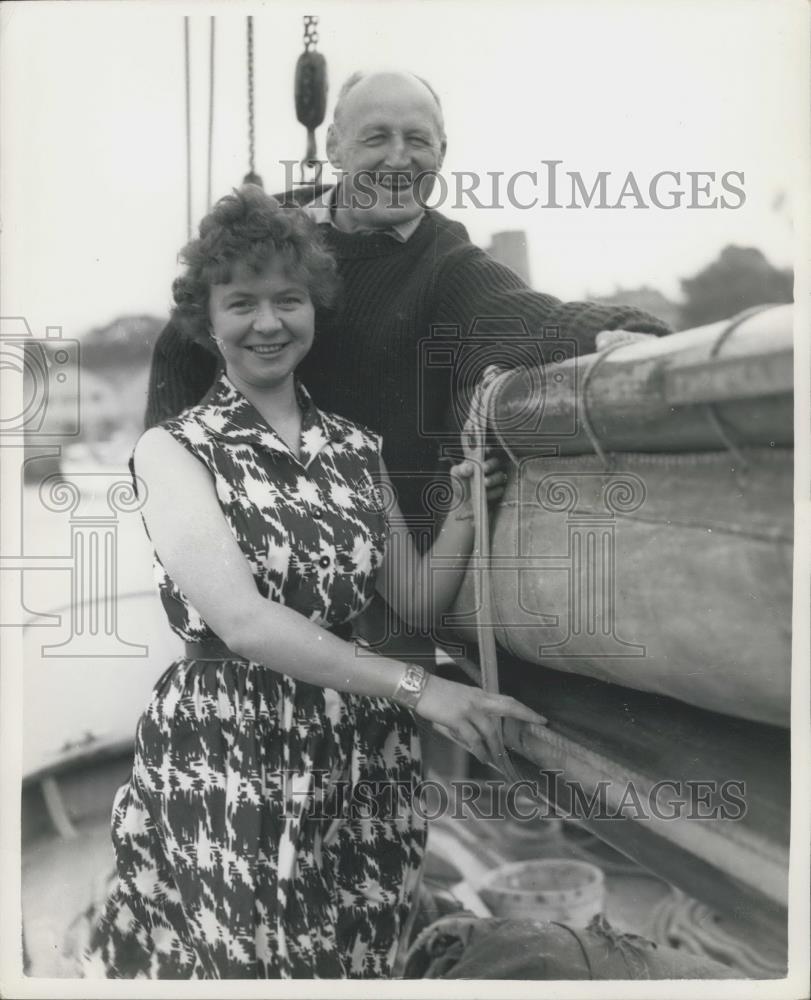 1960 Press Photo Wrestler Baronet Atholl Oakeley &amp; fiancee Shirley Church, - Historic Images