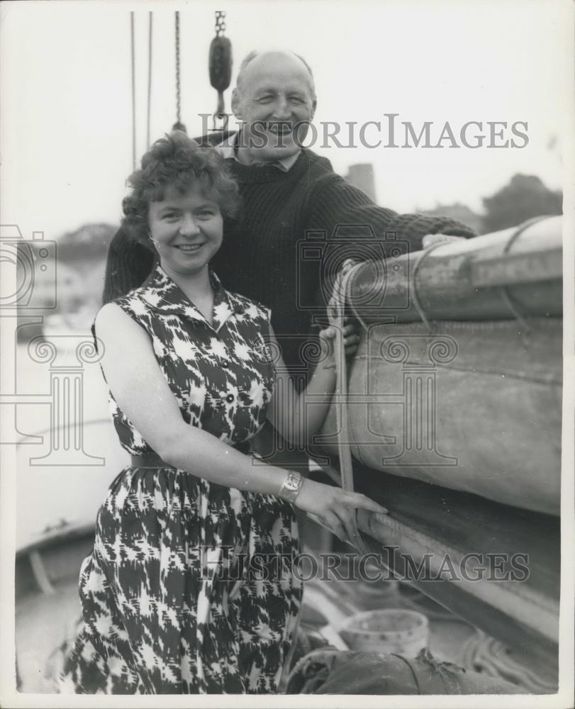 1960 Press Photo Wrestler Baronet Atholl Oakeley & fiancee Shirley Church, - Historic Images