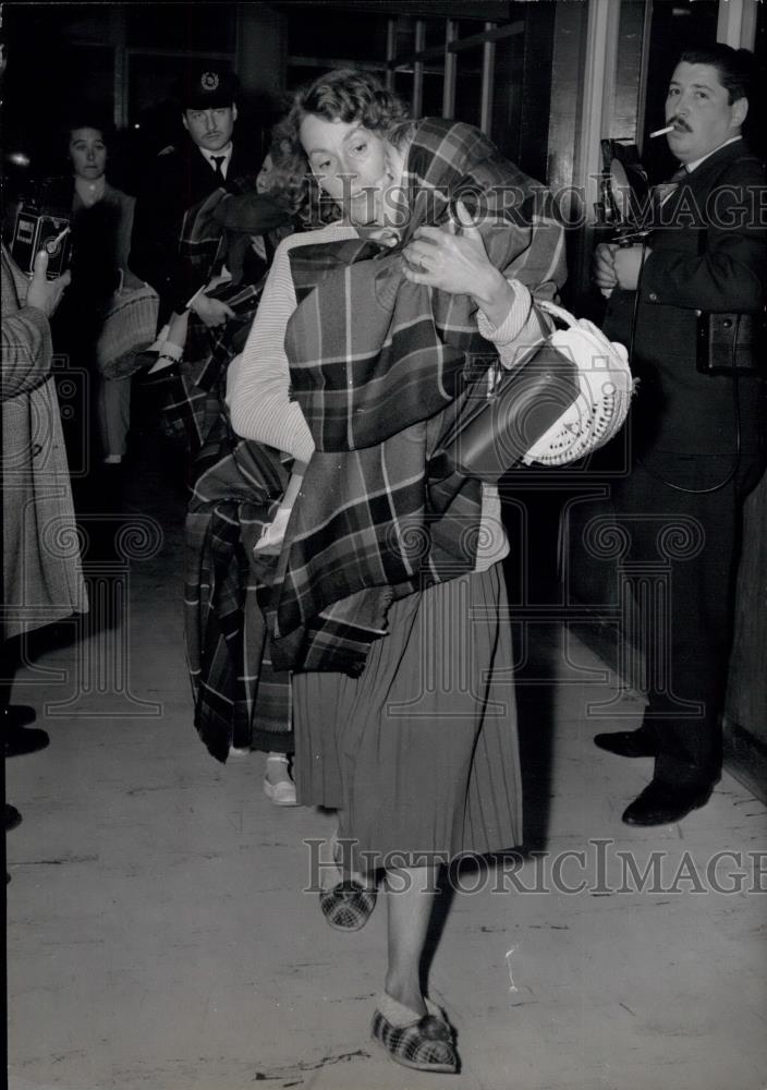 1960 Press Photo Survivors of Agadir earthquake arrive in Paris - Historic Images