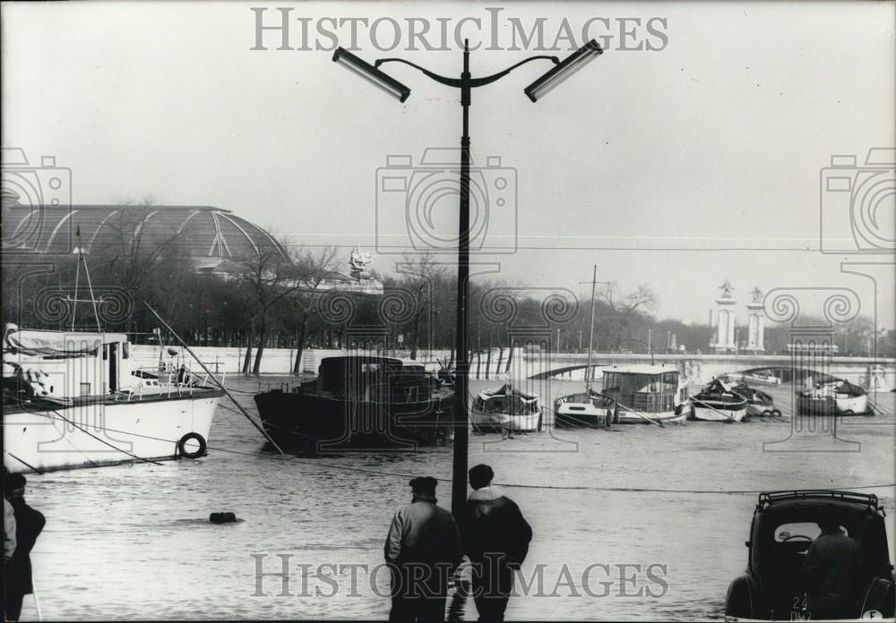 1957 Press Photo Seine Embankment Flooded In Paris - Historic Images