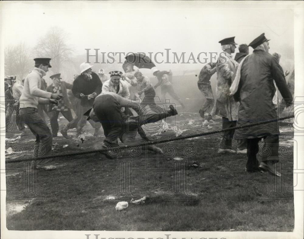 1960 Press Photo Rugby Cup final supporters hold a &#39;Battle&#39; with flour - Historic Images