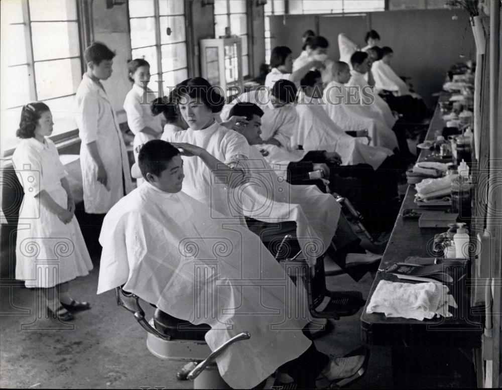Press Photo Tokyo Barbers School,class practice Historic Images