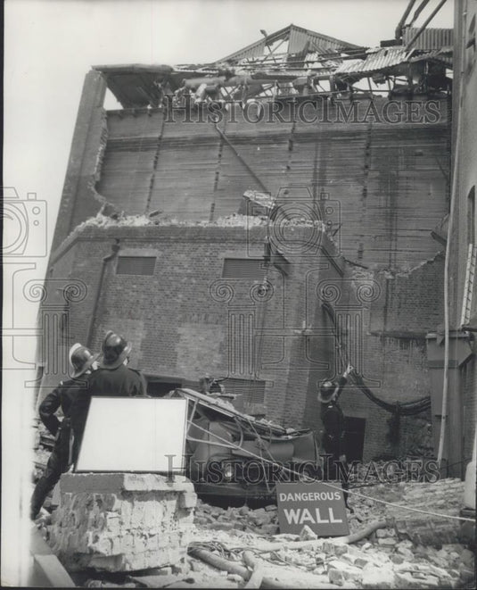 1965 Press Photo Wreckage of flour mill and & lorries after explosion - Historic Images