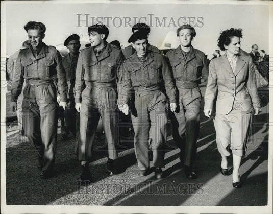 1954 Press Photo Survivors Of The "Empire Windrush" Disaster Arrive - Historic Images