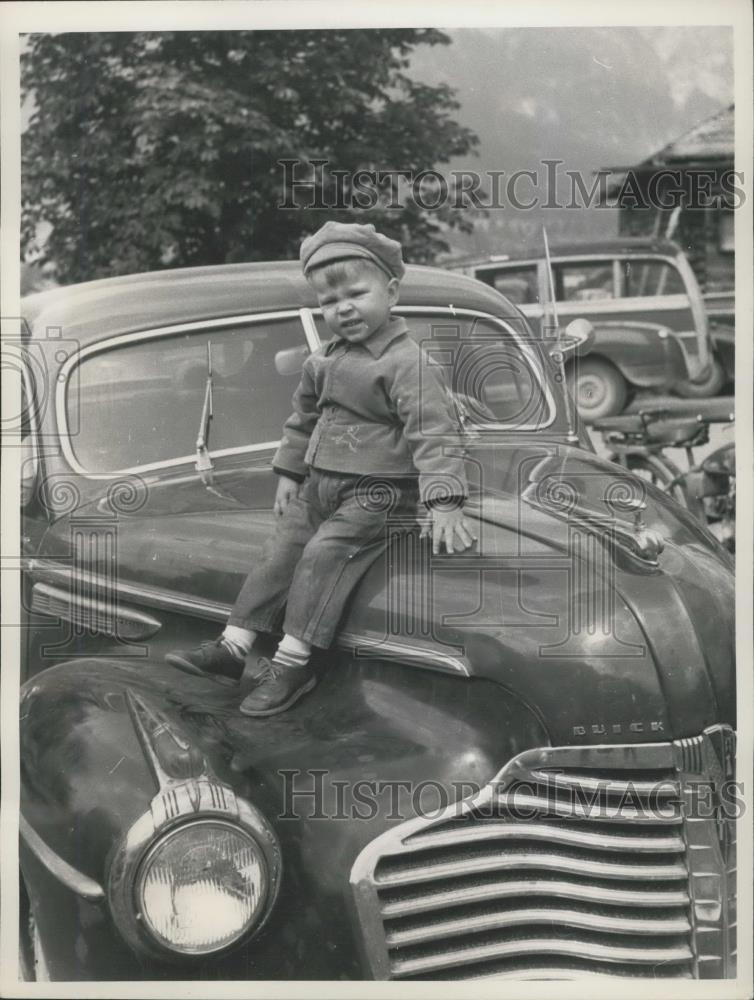 Press Photo Child on car hood at German-American Festival - Historic Images