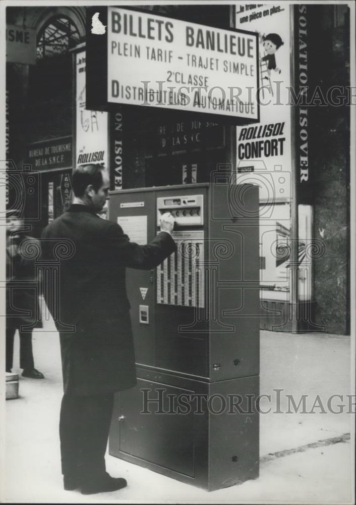 1968 Press Photo Train Ticket Dispenser, Saint-Lazare Station, Paris - Historic Images