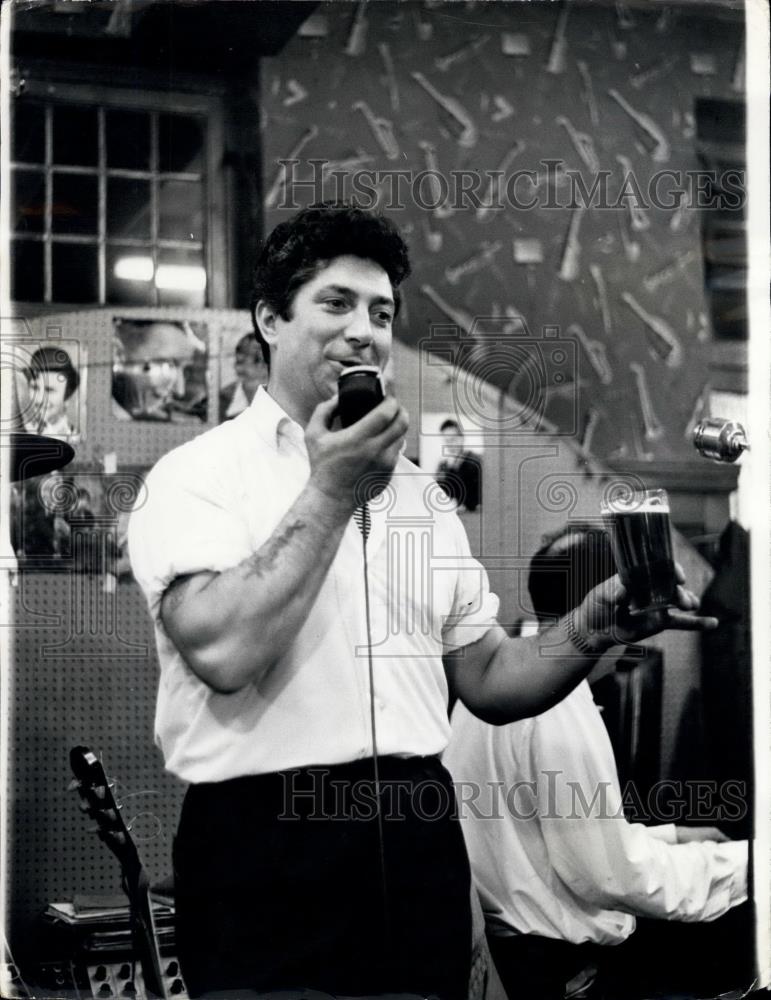 Press Photo Geoff Elliott with a drink and a song - Historic Images