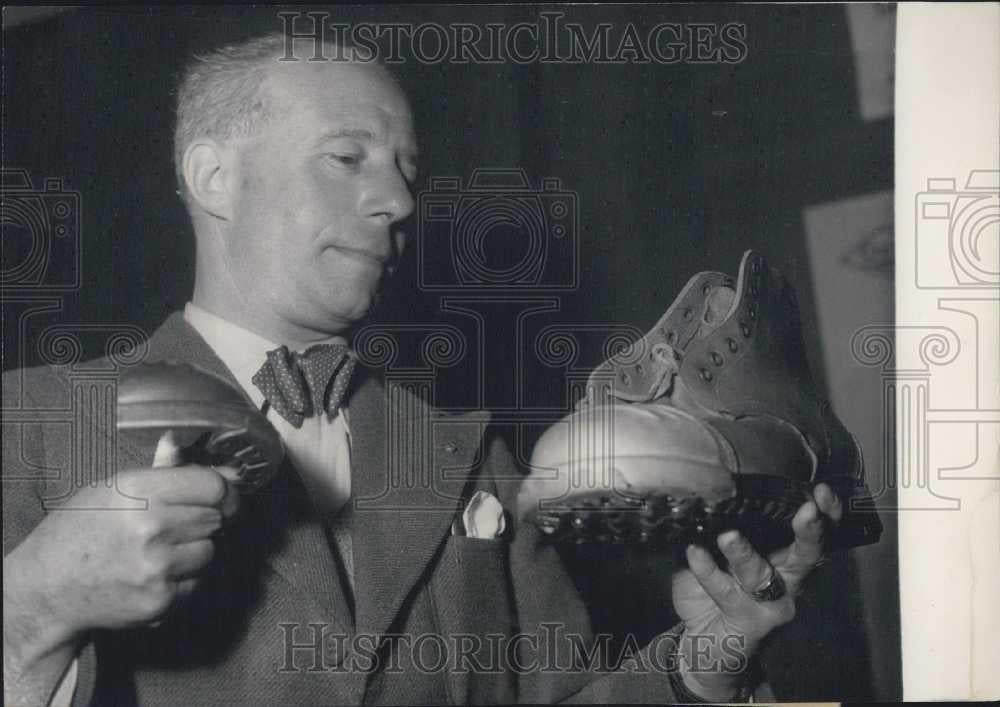 Press Photo French Shoemaker With Steel Toe for Boot - Historic Images