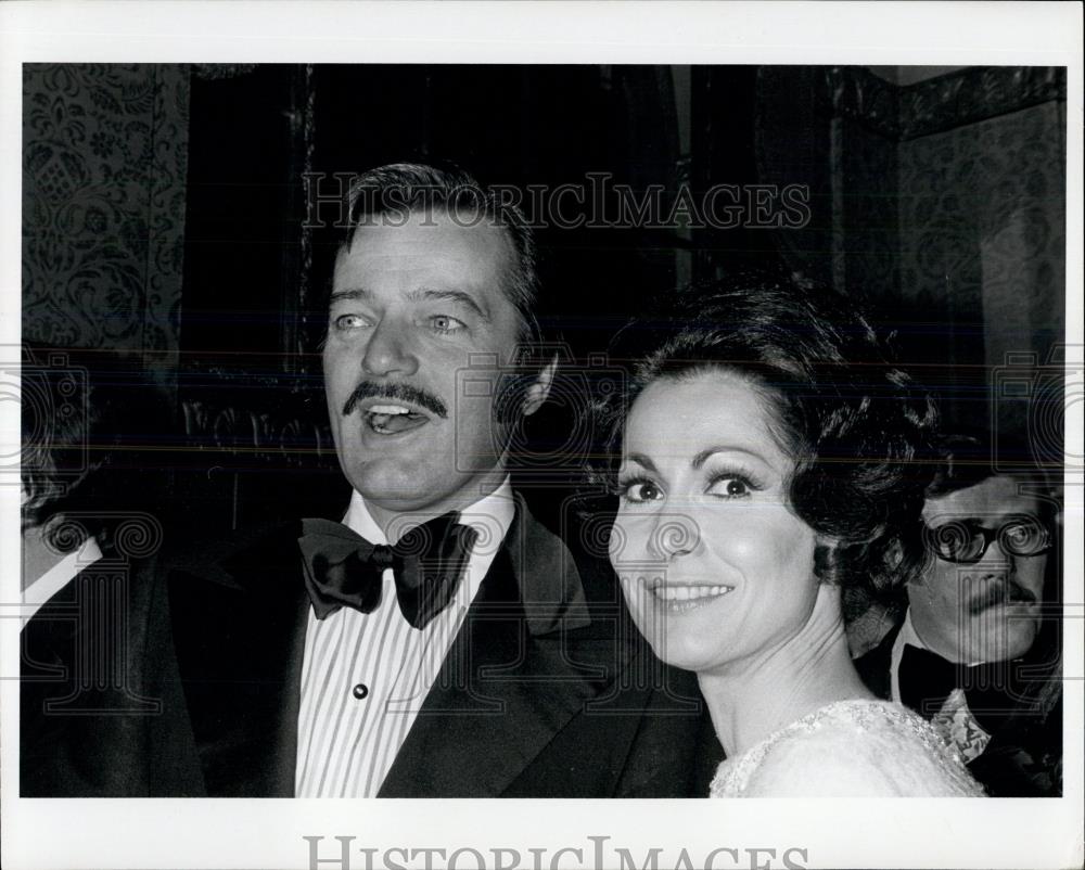 Press Photo Actors Bob Goulet &amp; Carol Lawrence - Historic Images