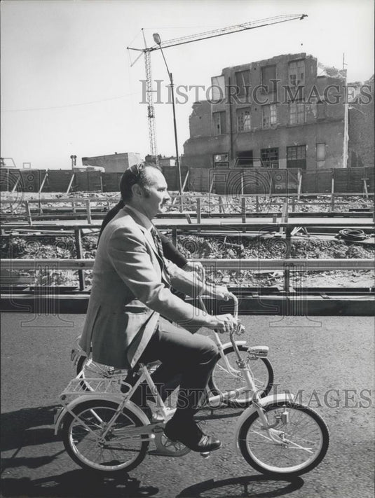 1972 Press Photo Sec Gen of UN Maurice Strong taking a bicycle ride - Historic Images