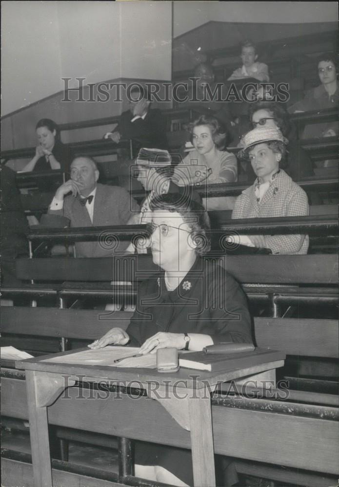1959 Press Photo Cabinet Minister's wife holds thesis at Sorbone University - Historic Images